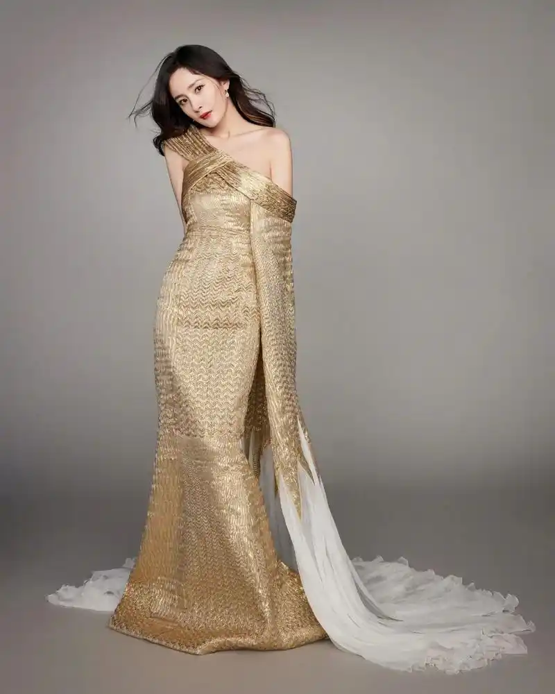 穿金色礼服的杨幂更显高贵