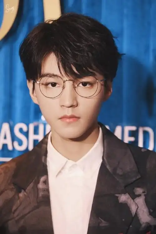 王俊凯金丝眼镜# 归国继承公司的小少爷第. 来自小俊养护指南 - 微博