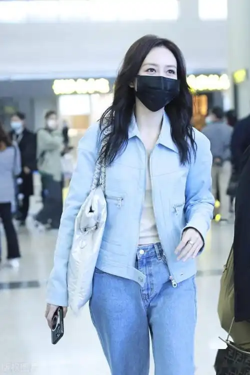 街拍王鸥蓝色皮衣阔腿牛仔裤托特包温柔大方