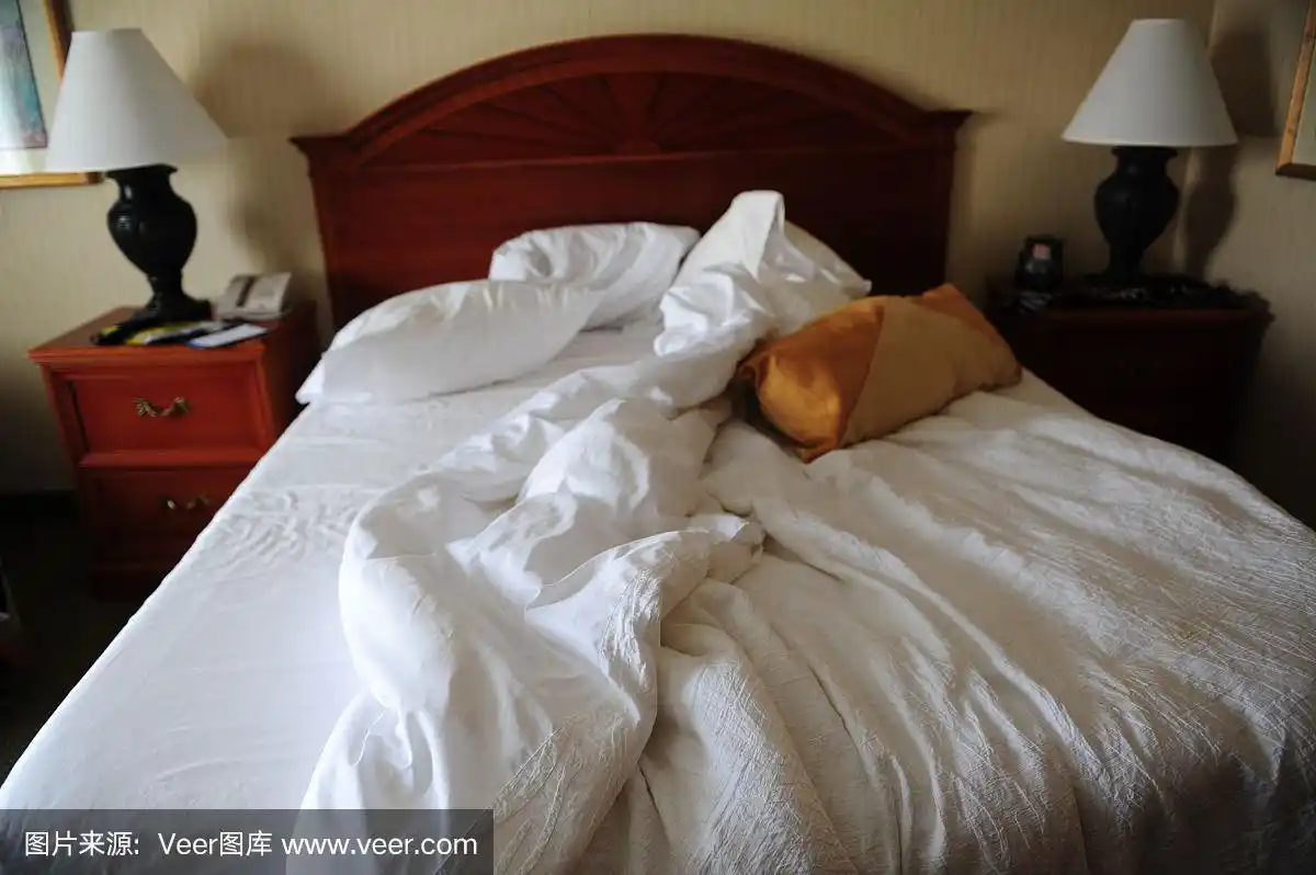 混乱的酒店床上