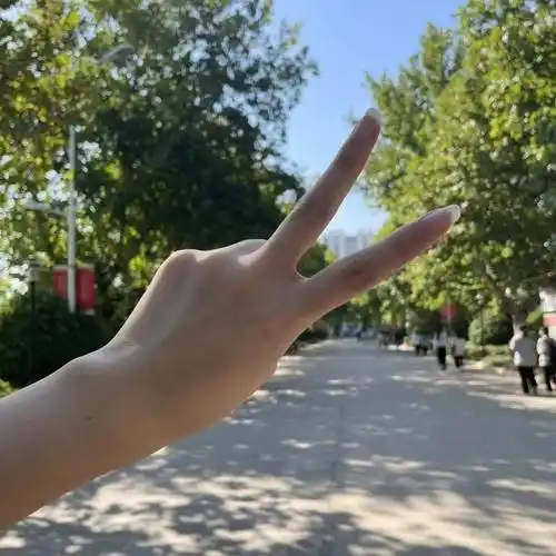 对新学期"比耶"让我们一起努力新的开始热情的拥抱这个新的学期让我们