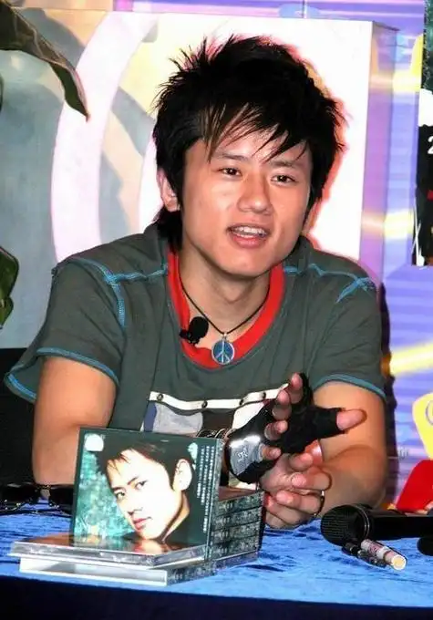 张杰为何总是留着刘海?看到他刚出道时的旧照,我似乎明白了点啥