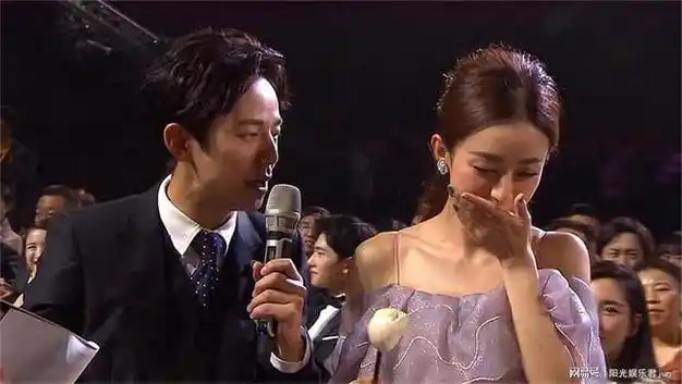 赵丽颖甩出队伍人被摔伤注意看何炅的反应下意识着急心动无疑