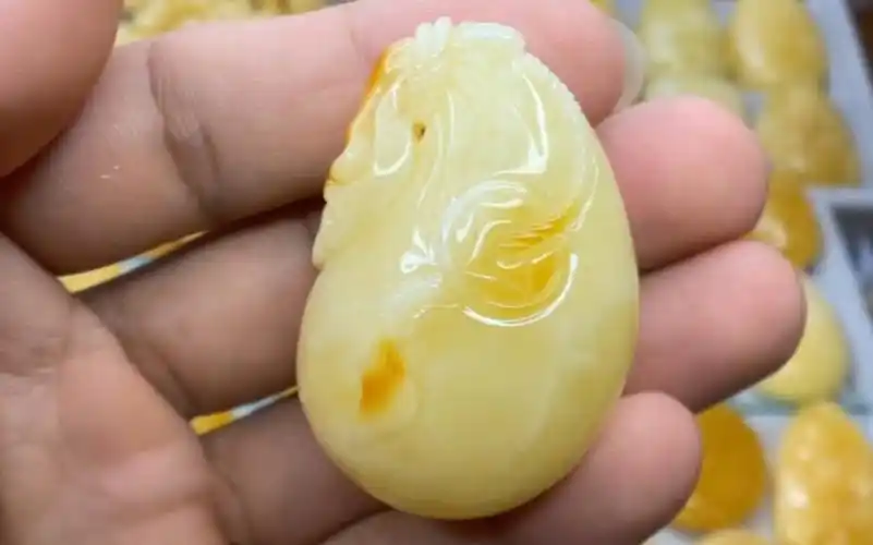 俄料奶白妖花精雕蜜蜡钱袋吊坠