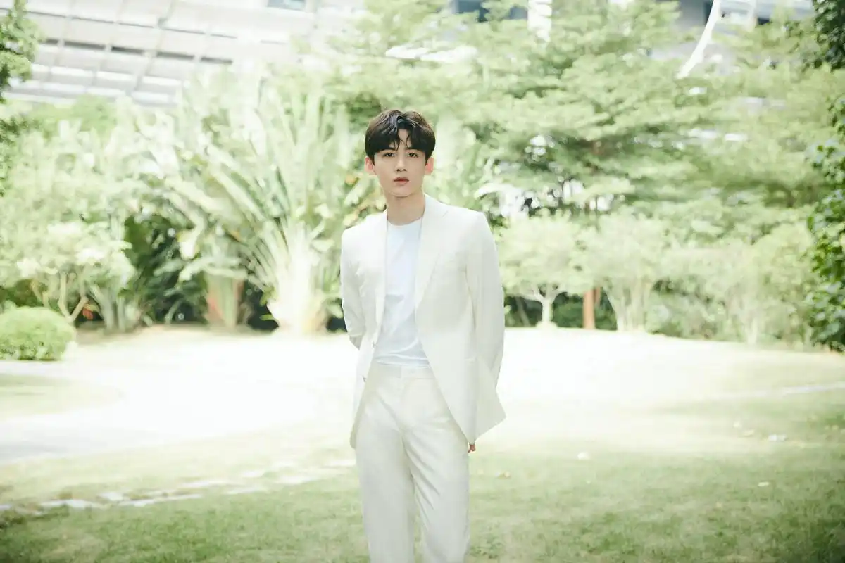 白敬亭纯白西装时尚帅气写真,图库-回车桌面