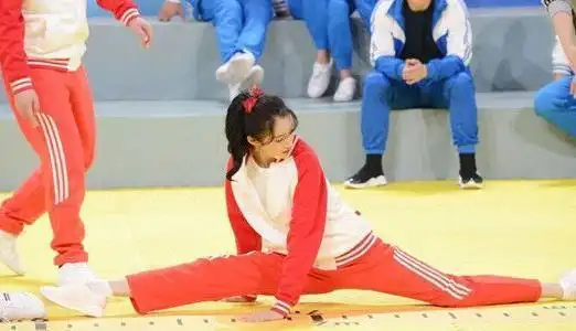 关晓彤轻松大秀一字马被赞八尺女孩真给力