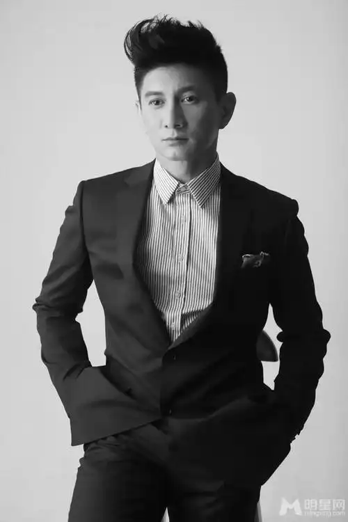 吴奇隆黑白格调西装尽展型男魅力