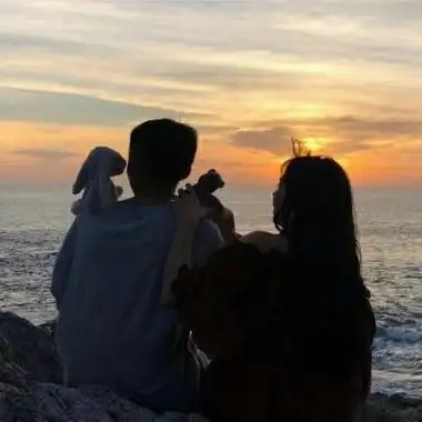 情侣头像背影一左一右可爱