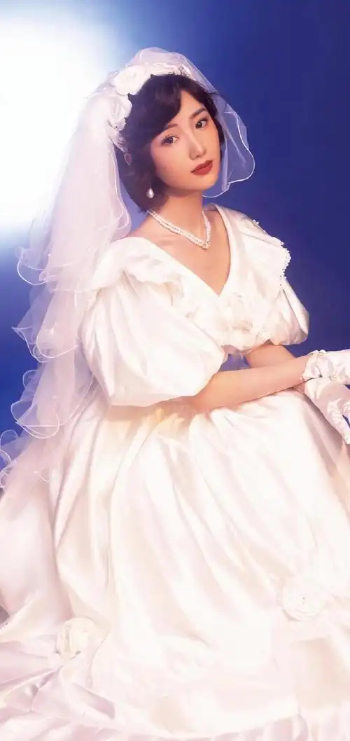 毛晓彤复古婚纱