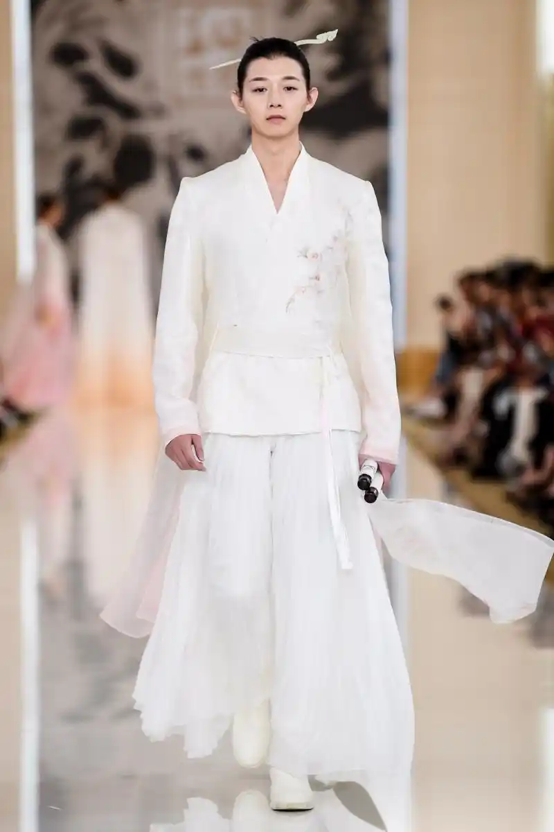 翩翩公子少年郎!最近一直在听霍尊老师食物语的推广曲太好听了!