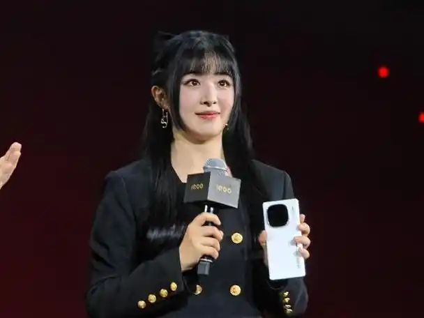 3999!iqoo 12系列正式发布:安兔兔222万分 张含韵现场秀王者