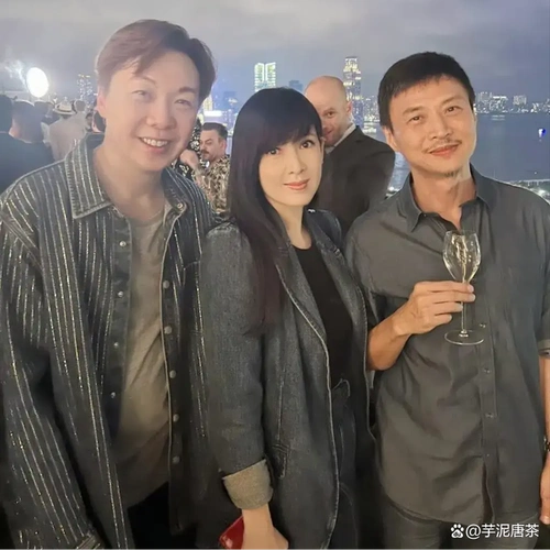 周慧敏和老公出席晚宴,60岁倪震秃头苍老,变成沧桑的