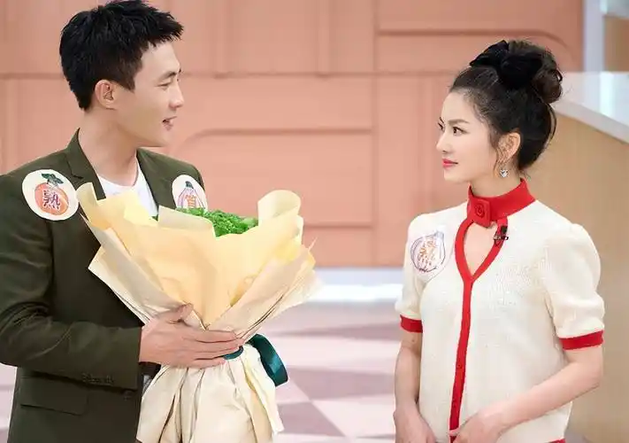 杜淳携妻女拍大片,王灿戴头纱和女儿亲吻!