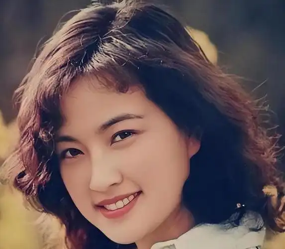 青春不老 七旬身怀少女情最近,刘晓庆的自拍照片在社交平台上引发了