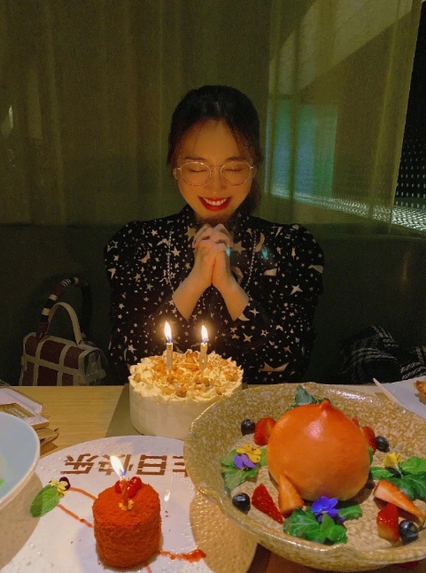 金莎发文庆40岁生日手捧玫瑰甜如小女生桌上寿桃太惹眼