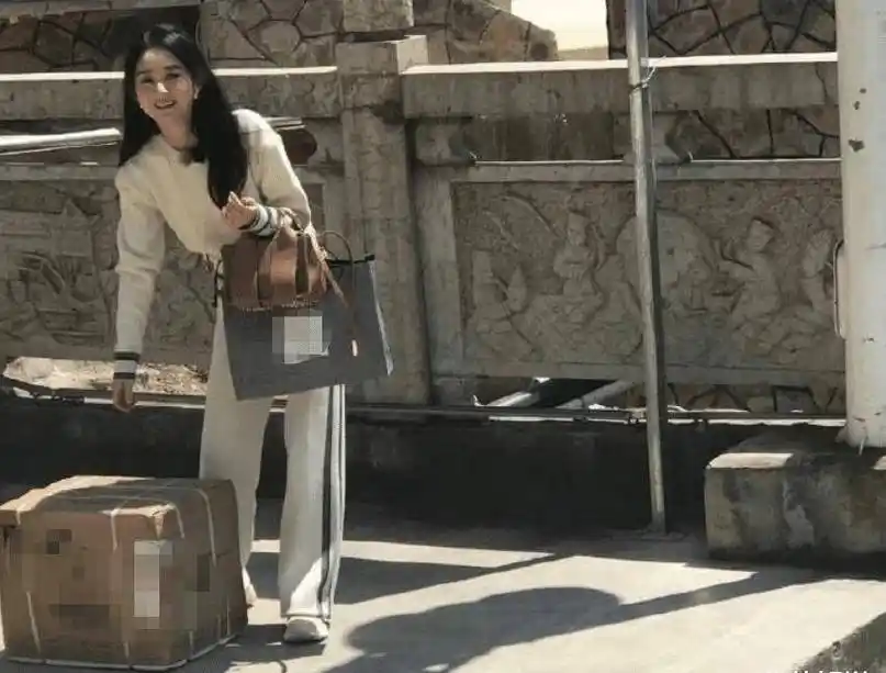 赵丽颖《中餐厅》路透,生图状态超好,穿着却是与李浩菲不同季节