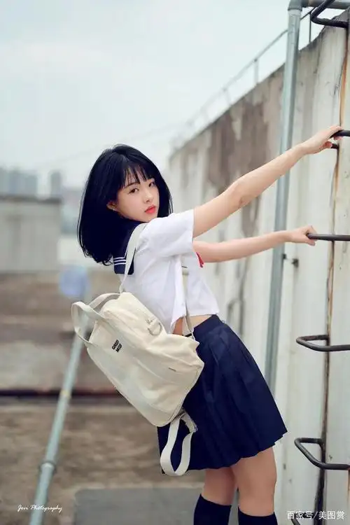 青春的气息,花儿般的美女,除了美人空无一物,女学生户外写真