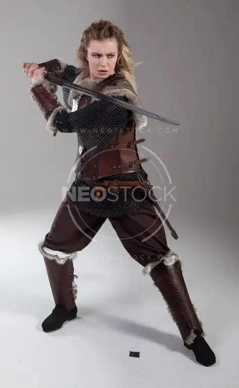 绘画参考一组女性持剑持械动态姿势参考动态速写素材