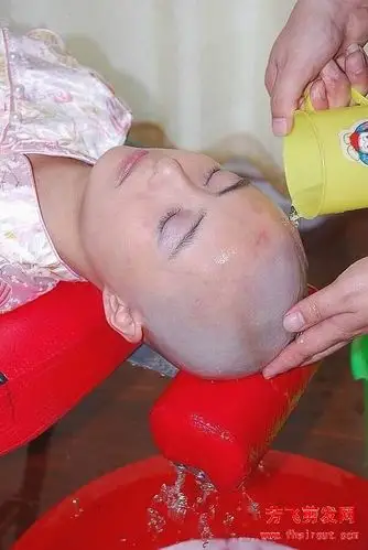 这位剃光头的美女像不像一位明星(72)