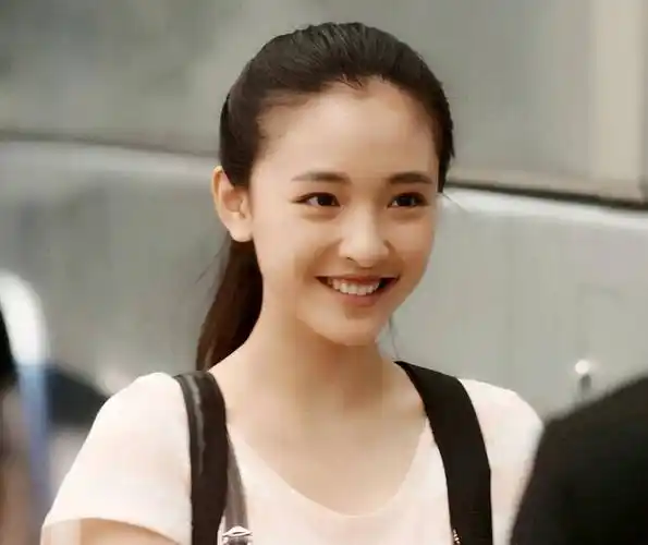 吴倩是武汉大学的校花,后来她在饶雪漫的小说《雀斑》中担任书模