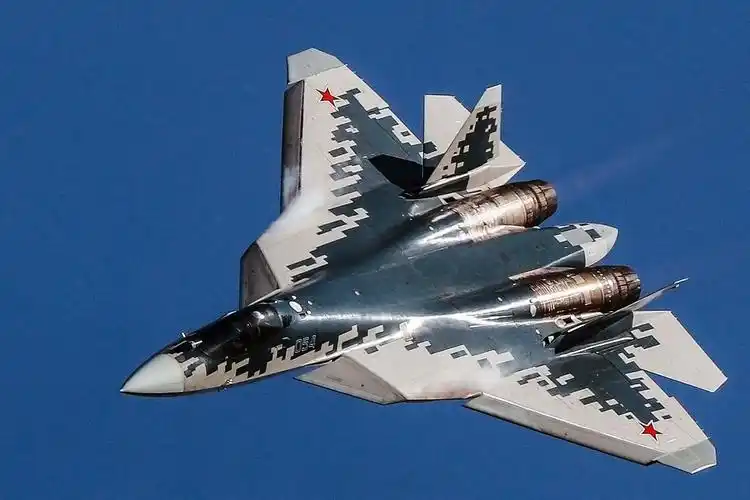 我苏35战机住进防炸机窝 成南海岛礁机场标配