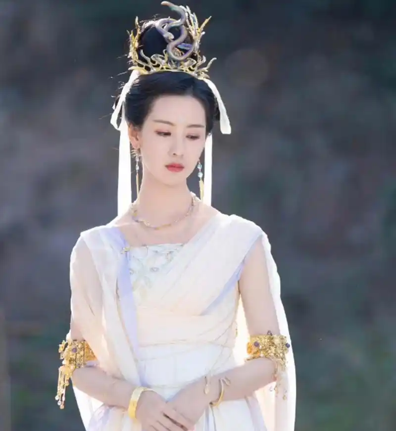 陈都灵《长月烬明》白衣剧照气质出众.