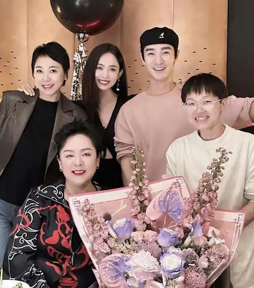 娜扎晒全家福为母亲庆生妈妈年轻贵气空姐姐姐罕见出镜颜值高