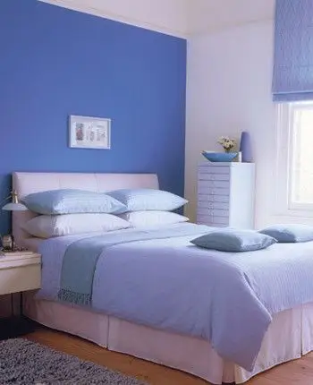 明亮与纯粹  主题墙面为色彩鲜明的水蓝色,墙壁正中是白色小像框,其余