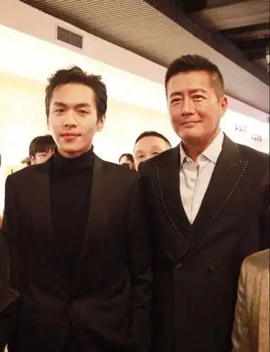 范闲父子线下重聚,张若昀暴瘦黑眼圈严重,祖母与养父开心自拍!