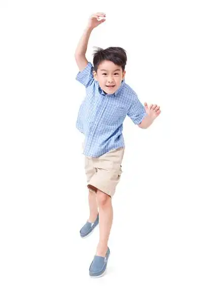 小男孩兴奋地跳跃