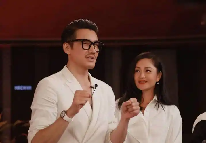 瞿颖晒与胡兵合照 二人穿同色衬衫友谊深厚-搜狐大视野-搜狐新闻