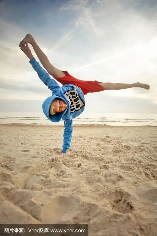 霹雳舞演员做单手倒立