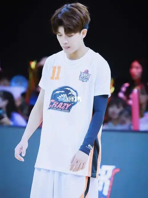 任国超打篮球一蹦一跳真可爱