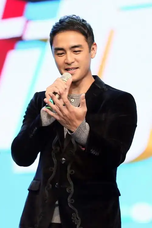 明道亮相发布会丝绒礼服低调优雅又帅气