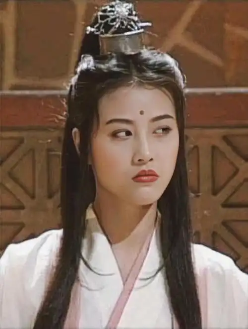 而殷素素和赵敏,在这个剧中,也是采用叶童一个人分饰两个角色.