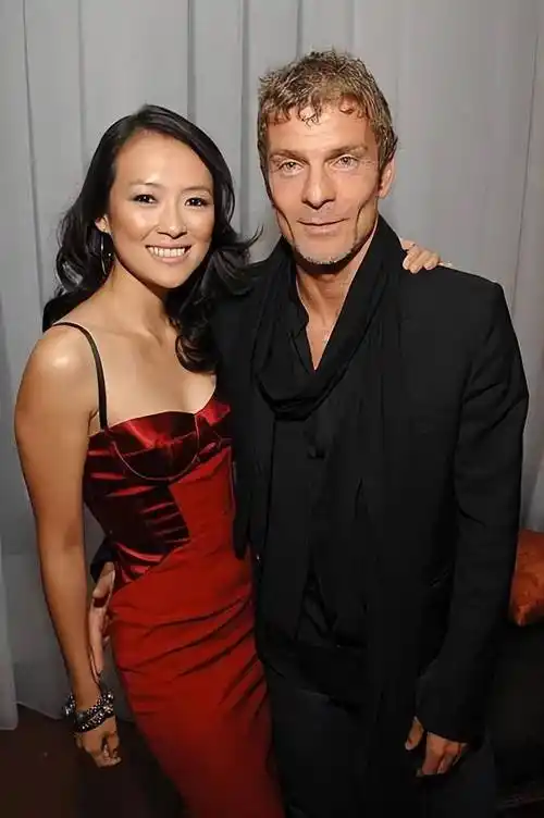 章子怡的美国前男友满脸白胡,瘦骨嶙峋,如今活成这样_aviv_vivi_媒体