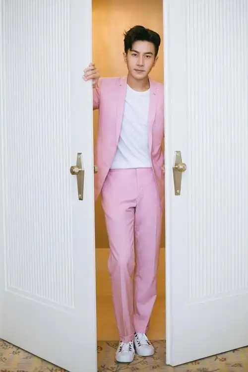 刘恺威身穿粉色西装嫩似小鲜肉,帅气迷人超有魅力
