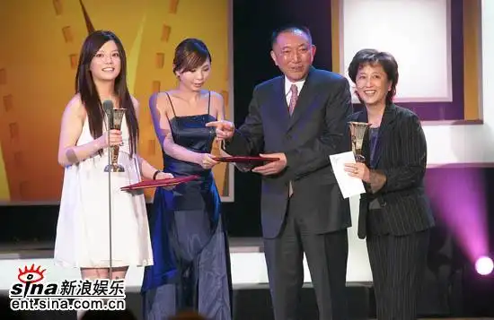 图文:第7届电影百合奖揭晓--赵薇与韩三平颁奖