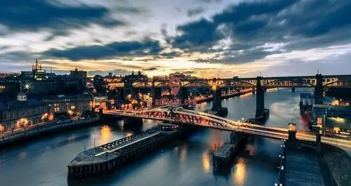 的车程就能到悉尼,向西走沿海高速路再转新英格兰 newenglandhighway