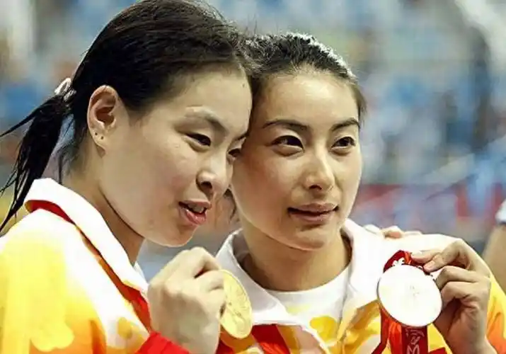 跳水皇后吴敏霞:退役后嫁平民男子,儿女双全,一家四口幸福美满_郭晶晶