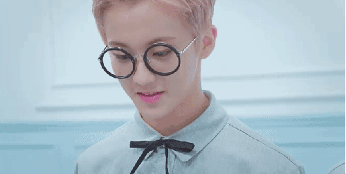 帅gif扭头gif李马克gif眼镜gif笑gif朴志晟gif