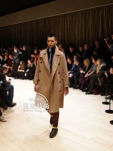 吴亦凡burberry帅气走秀气场全开怎一个帅字了得