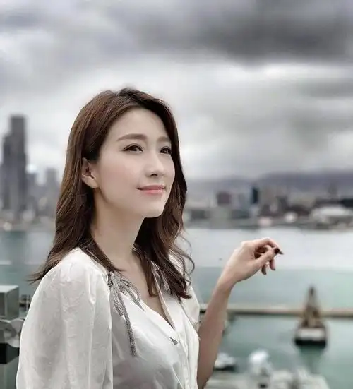 39岁姚子羚晒新妆容自拍眼睛又大又圆劲可爱获网友激赞