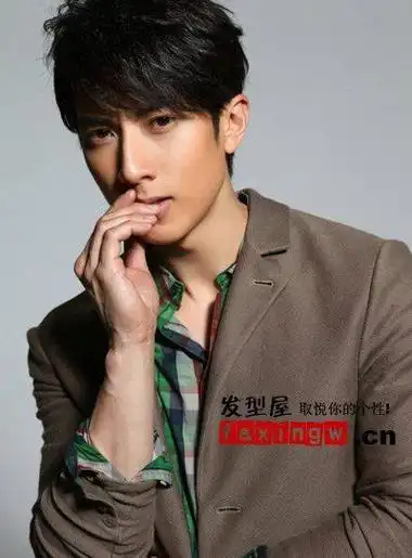 可想粉丝是多么忠实于他,不过话又说回来讨论到了吴尊发型