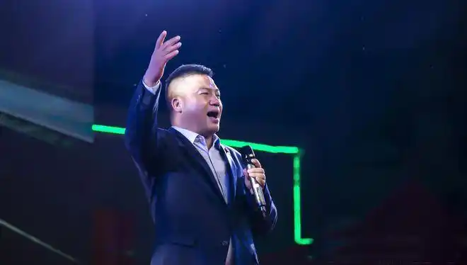 风哥资讯著名歌唱家彭高平为徽州夜市美食文化旅游节倾情演唱