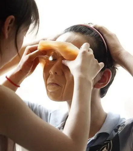 男子瞬间变美女 仿真人皮全揭秘 (8)