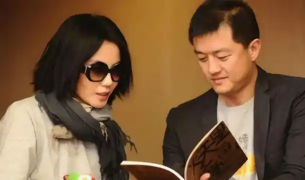 其实不光王菲是受害者,她的哥哥王戈同样受害不浅,如今56岁的他依旧