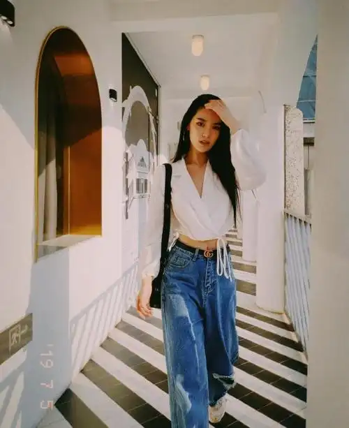 石纯子这一套也是充满了法式少女的浪漫~蓝色波点收腰连衣裙比起普通