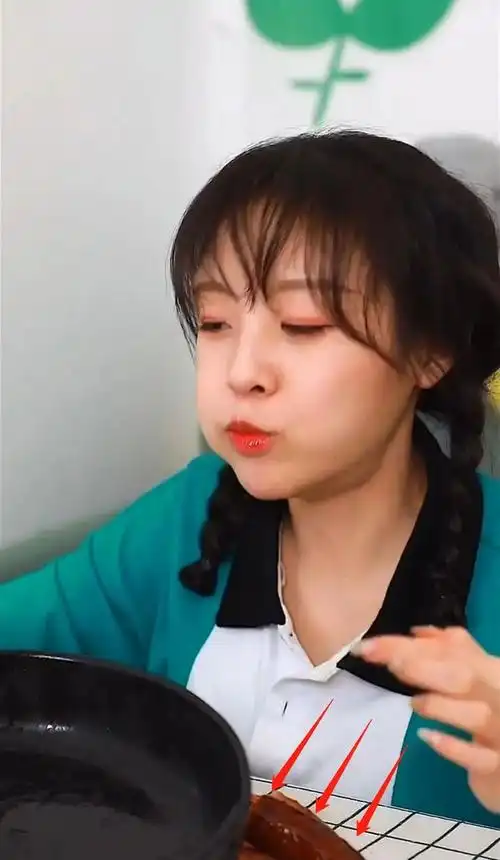 主播因此段欺骗粉丝的行为而公开致歉,而后将名称"大胃mini"改为"梨涡