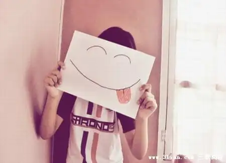 求一张图片 一个男孩拿着一张画的笑脸 假装微笑 掩饰悲伤 类似于这种